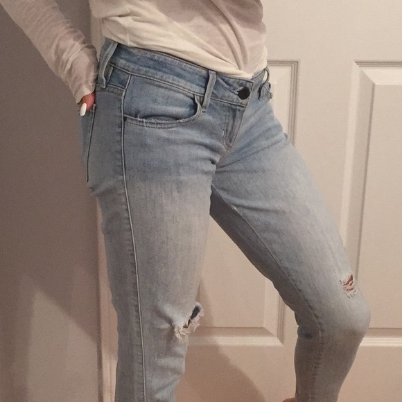 Low rise guess jeans (ripped knee) - Picture 2 of 4